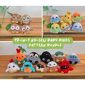 Op de afbeelding: Een verzameling van negentien kleine, gehaakte pluche vogels in diverse kleuren zoals bruin, geel, blauw, oranje, wit, zwart, groen en rood. De tekst 19-IN-1 NO-SEW BABY BIRDS PATTERN BUNDLE staat in het wit op een groene achtergrond.