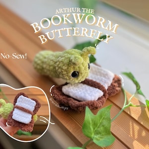 Könnte beinhalten: Eine handgefertigte grüne Raupe mit einem kleinen, weißen und braunen Buch. Der Text "ARTHUR THE BOOKWORM BUTTERFLY" ist über der Raupe zu sehen. Der Text "No-Sew!" ist ebenfalls sichtbar.