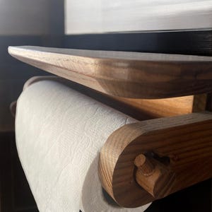 Porta-toalhas de papel Ashwood Thermowood com prateleira de armazenamento, porta-toalhas de papel rústico, natural, armazenamento minimalista para cozinha, organizador de banheiro