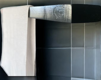 Toallero artesanal de roble y nogal: decoración rústica para el baño.