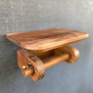 Porta carta igienica Thermowood in legno di frassino con ripiano portaoggetti, porta rotolo di carta igienica in legno naturale, ecologico, arredo bagno naturale