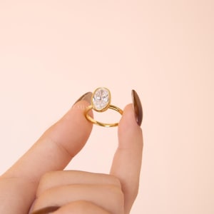 Anillo de compromiso ovalado con engaste para mujer / Anillo solitario minimalista de oro / Elegante anillo de promesa, regalo para ella, joyería Laelouris