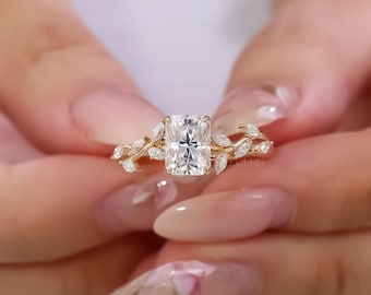 Anello di fidanzamento con diamante sintetico taglio radiante a forma di vite, regalo per lei, anello floreale ispirato alla natura, anello da sposa unico a forma di foglia, Laelouris