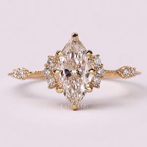 Anillo de compromiso con diamante cultivado en laboratorio talla marquesa, regalo para ella / Anillo de pedida de mano floral vintage de oro macizo / Joyería nupcial única, Laelouris