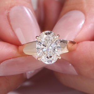 Anillo de compromiso ovalado con diamante cultivado en laboratorio, regalo para ella, anillo de propuesta solitario de oro, anillo nupcial minimalista tipo catedral, Laelouris