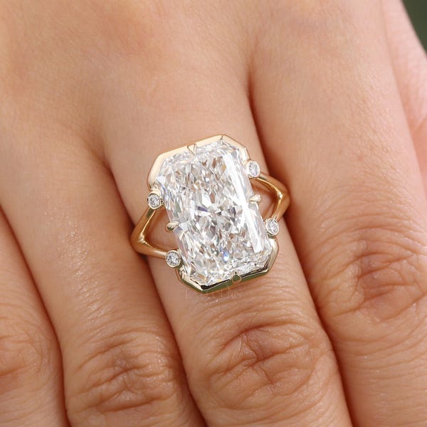 Anello di fidanzamento con diamante sintetico taglio radiante, anello con diamante a gambo diviso, anello solitario ispirato alla castone, anello di proposta di matrimonio di grande impatto, anello moderno