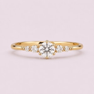 Anillo de compromiso redondo con diamante cultivado en laboratorio, regalo para ella / Anillo de pedida de mano delicado de tres piedras en oro macizo / Joyería nupcial minimalista, Laelouris