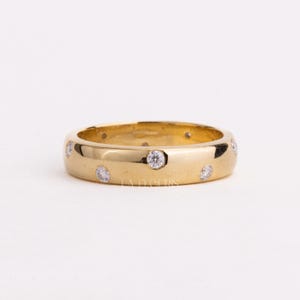 Anello a cupola con diamanti incastonati a filo, regalo per lei / Fascia larga in oro massiccio per donna / Anello minimalista e di tendenza per anniversario di matrimonio, Laelouris