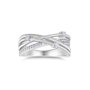 Puede incluir: Un anillo plateado con un dise&ntilde;o entrecruzado. El anillo presenta m&uacute;ltiples bandas, algunas adornadas con peque&ntilde;as gemas transparentes. Tres gemas m&aacute;s grandes est&aacute;n engastadas a intervalos. Fondo blanco.