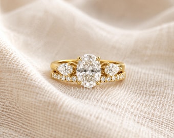 Anillo de compromiso con diamante sintético de talla ovalada, ideal como regalo para ella / Anillo de boda de tres diamantes con alianza a juego / Anillo de promesa de oro