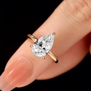 イエローゴールドのペアカットソリティア婚約指輪、ミニマルなラボグロウンダイヤモンドブライダルリング、エレガントなプロポーズリングギフト、Laelouris