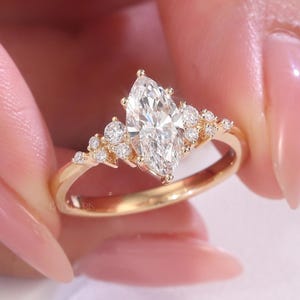 Anillo de moissanita talla marquesa, regalo para ella / Anillo de compromiso de oro macizo con diseño de racimo / Anillo único para propuesta de matrimonio, Laelouris
