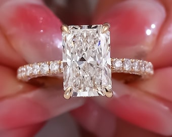Anillo de compromiso con moissanita talla radiante y halo oculto, regalo para ella / Anillo nupcial de oro macizo con pavé de 3 quilates, joyería de lujo / Anillo de compromiso de lujo