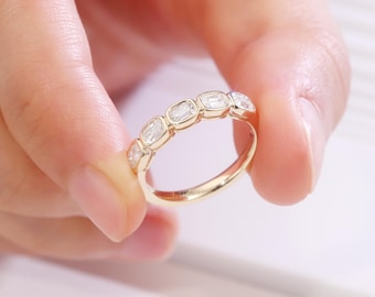 Anillo de eternidad con moissanita talla esmeralda y engaste biselado, regalo para ella / Anillo de boda minimalista apilable de oro macizo, joyería nupcial apilable