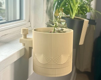 Maceta de ventana elegante y bohemia, con elegantes macetas con abrazaderas en varios colores y tamaños.