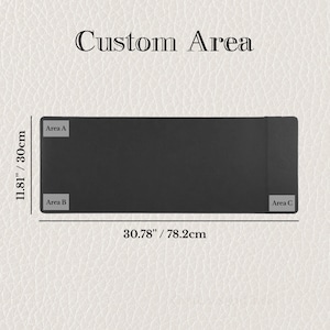 K&ouml;nnte beinhalten: Eine schwarze, rechteckige Schreibtischunterlage mit dem Text "Custom Area". Die Matte ist 78,2 cm lang und 30 cm breit. Sie hat drei beschriftete Bereiche: Bereich A, Bereich B und Bereich C.