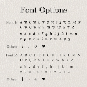 K&ouml;nnte beinhalten: Darstellung von Schriftoptionen zur Personalisierung. Der Text "Font Options" steht oben. Gezeigt werden zwei Schriftarten, jeweils mit Gro&szlig;- und Kleinbuchstaben, Zahlen und Sonderzeichen wie einem Herzsymbol.