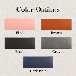 K&ouml;nnte beinhalten: Das Bild zeigt f&uuml;nf rechteckige Schreibtischunterlagen in den Farben Rosa, Braun, Schwarz, Grau und Dunkelblau. Der Text "Color Options" steht oben, jede Unterlage ist mit ihrem Farbnamen beschriftet. Die Unterlagen haben eine strukturierte Oberfl&auml;che.