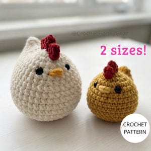 Op de afbeelding: Twee ronde gehaakte kippenknuffels, een grotere in crème en een kleinere in goudbruin, beide met donkere plastic ogen, gele snavels en rode kammen. De tekst op de afbeelding luidt 2 sizes! en CROCHET PATTERN @CrochetHoneyBear.