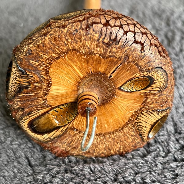 0.85 oz. Banksia Pod Drop Spindle Top Whorl 3605