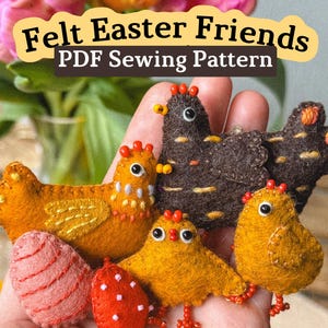 Op de afbeelding: Een hand toont verschillende paascreaties van vilt. Er zijn twee kippen, twee kuikens en twee eieren. De kippen zijn bruin en oranje, de kuikens zijn geel en de eieren zijn roze en rood. De tekst "Felt Easter Friends PDF Sewing Pattern" is zichtbaar.