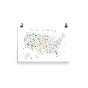 Pu&ograve; includere: Una mappa illustrata colorata degli Stati Uniti d'America con il titolo "United States of America" scritto in corsivo blu.