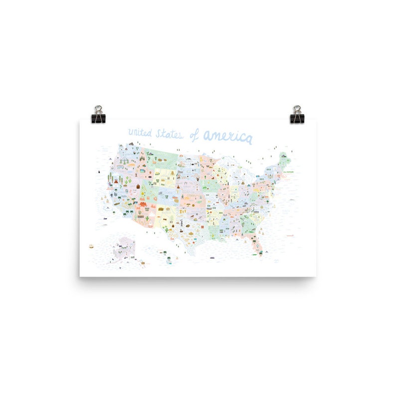 Pu&ograve; includere: Una mappa illustrata colorata degli Stati Uniti d'America con il titolo "United States of America" scritto in corsivo blu.