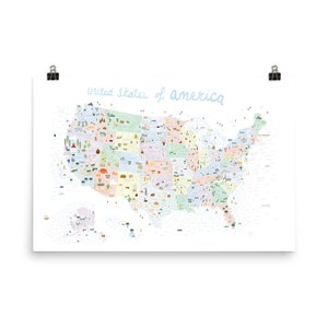 Pu&ograve; includere: Una mappa illustrata colorata degli Stati Uniti d'America con ogni stato rappresentato da un'icona unica. La mappa &egrave; su uno sfondo bianco con le parole "united states of america" scritte in corsivo blu.
