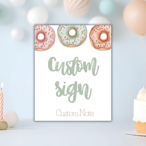 Może przedstawiać: Prostokątny biały znak z trzema pączkami w stylu akwarelowym u góry w kolorach różowym, jasnym zielonym i brzoskwiniowym. Napis "Custom sign" jest wydrukowany dużą, szałwiowo-zieloną czcionką, a poniżej znajduje się napis "Custom Note" mniejszą czcionką.