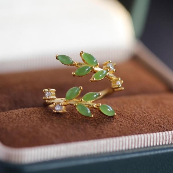 Anillo de jade en plata de ley chapada en oro: diseño de hojas y ramas