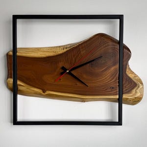Reloj ruso de madera de olivo con borde natural, decoración de pared con marco de acero hecha a mano.