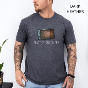 Camiseta MTG Practice Safe Decks, Magic the Gathering, geeks de jogos de tabuleiro, construção de decks, camiseta nerd engraçada de MTG, camiseta Commander, camiseta Magic EDH