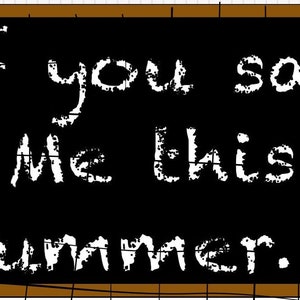 以下が含まれることがあります： 「If you saw Me This Summer...」という白文字が手書き風フォントで書かれた黒板風の看板。茶色の縁取りと黒い背景が特徴です。