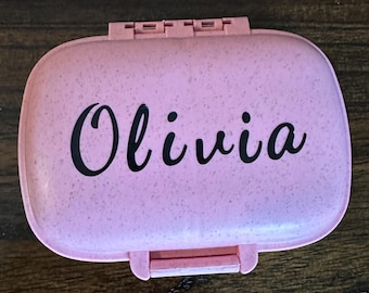 Pillendoosje met gepersonaliseerd monogram: reisopberger met 8 vakken