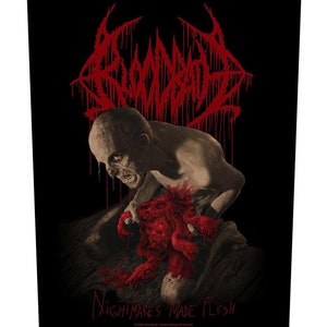 Pode incluir: Um remendo preto com um gráfico vermelho do nome de uma banda, "Bloodbath", em uma fonte de sangue que pinga. Uma figura grotesca e pálida com uma boca aberta é representada segurando uma massa de carne sangrenta e retorcida. O texto "Nightmares Made Flesh" está escrito em vermelho abaixo da figura.