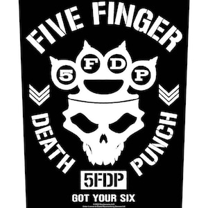 Peut inclure: Design graphique noir et blanc représentant un crâne avec une couronne et le texte "Five Finger Death Punch" et "5FDP Got Your Six".