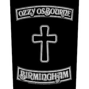 Puede incluir: Gráfico negro con el texto "OZZY OSBOURNE" encima de una cruz blanca y el texto "BIRMINGHAM" debajo. El texto y la cruz están delineados en blanco. El gráfico está sobre un fondo negro.