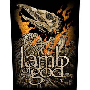 Può includere: Grafica in bianco e nero di un uccello scheletrico con fiamme dietro. Il testo "Lamb of God" è scritto in un font gotico sotto l'uccello. Il testo "OMEN" è scritto in un font più piccolo sotto il nome della band.