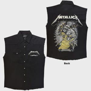 Op de afbeelding: Een zwart mouwloos overhemd met knoopsluiting en het Metallica-logo op de borst. De achterkant toont een afbeelding van twee skeletten met de tekst Metallica en Nothing Else Matters. Het overhemd heeft een kraag en een gerafelde zoom.