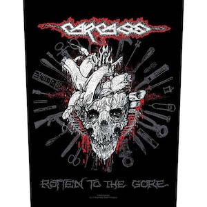 Könnte beinhalten: Schwarzweißgrafik eines Schädels mit einem Herzen im Inneren, umgeben von medizinischen Instrumenten. Der Text "CARCASS" befindet sich über dem Schädel und "ROTTEN TO THE GORE" darunter.
