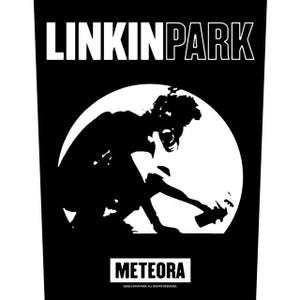 Op de afbeelding: Zwart-wit grafische afbeelding met de bandnaam "LINKIN PARK" bovenaan. Daaronder een silhouet van een figuur voor een witte cirkel. Het woord "METEORA" staat onderaan.
