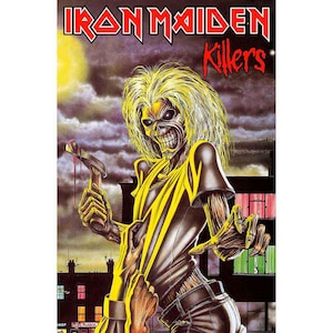 Puede incluir: Un póster con el logotipo de Iron Maiden y la palabra "Killers". La imagen muestra una figura esquelética con pelo amarillo y una camisa amarilla, sosteniendo un martillo ensangrentado. El fondo presenta un cielo oscuro y nublado y edificios, creando una atmósfera gótica.