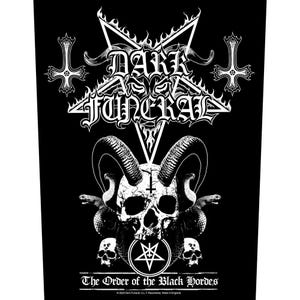 Op de afbeelding: Zwart-wit grafisch ontwerp met een pentagram, schedels en slangen. De tekst "Dark Funeral" en "The Order of the Black Hordes" is inbegrepen.