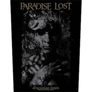 Op de afbeelding: Zwart-wit grafische afbeelding met de tekst "PARADISE LOST" bovenaan. Daaronder een portret van een persoon met een kroon van schelpen en bladeren. De tekst "draconian times" staat onderaan.