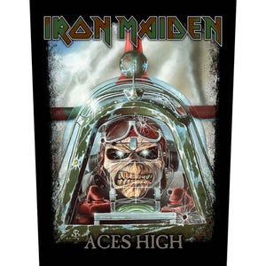 Puede incluir: Un parche negro con el nombre de la banda "Iron Maiden" en verde en la parte superior. Debajo, una ilustración de una figura esquelética en la cabina de un avión de combate. El texto "ACES HIGH" está en la parte inferior.
