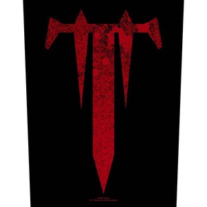 Puede incluir: Un diseño audaz de la letra "T" en rojo estilizado con una textura desgastada sobre un fondo negro. El diseño presenta líneas angulares y un elemento vertical. La parte inferior de la imagen contiene texto.