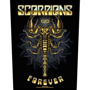 Puede incluir: Gráfico negro con un escorpión dorado, las palabras "SCORPIONS" arriba y "FOREVER" abajo. El escorpión es el foco central, con detalles intrincados y un diseño estilizado. El fondo es negro con un diseño floral.