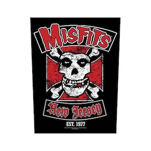Könnte beinhalten: Schwarze Grafik mit dem Misfits-Schädellogo mit gekreuzten Knochen, vor rotem Hintergrund. Das Wort "Misfits" ist rot, weiß umrandet. Darunter steht "New Jersey" und "EST. 1977".