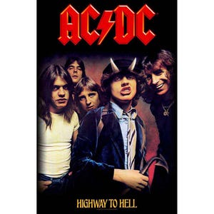 Op de afbeelding: AC/DC bandposter met de bandleden in een groepsfoto. Het rode logo van de band staat bovenaan, met de woorden "HIGHWAY TO HELL" in het geel eronder.