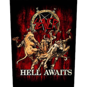 Könnte beinhalten: Ein schwarzer Aufnäher mit einem roten und goldenen Slayer-Logo über einer Grafik von dämonischen Figuren. Der Text "HELL AWAITS" ist unten in Weiß auf rotem und schwarzem Hintergrund gedruckt.